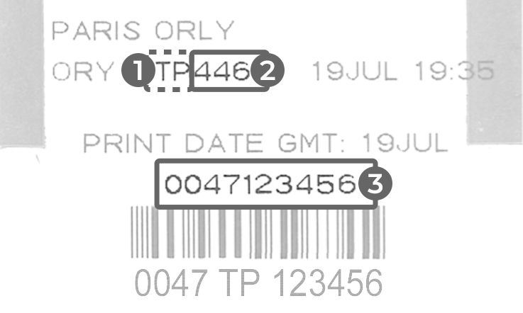 Primo piano di un'etichetta del bagaglio per un volo con destinazione Parigi – Orly, dove è possibile distinguere tre informazioni della prenotazione, evidenziate nell'immagine con un indicatore visivo e un numero. L'informazione numero 1 visualizza il testo “TP”, che corrisponde al codice della compagnia aerea; la numero 2 visualizza il testo “446”, che corrisponde al numero di volo; la numero 3 visualizza un codice numerico, che corrisponde al numero dell'etichetta del bagaglio.