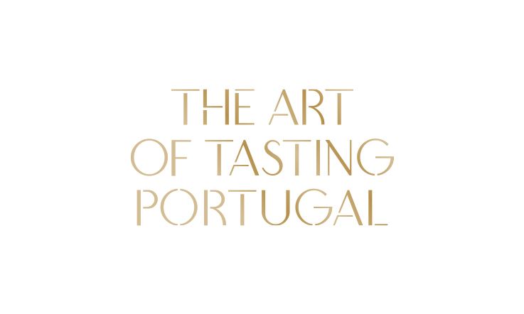 Логотип платформы "Искусство дегустации Португалии", образованный надписью названия бренда золотыми заглавными буквами.
