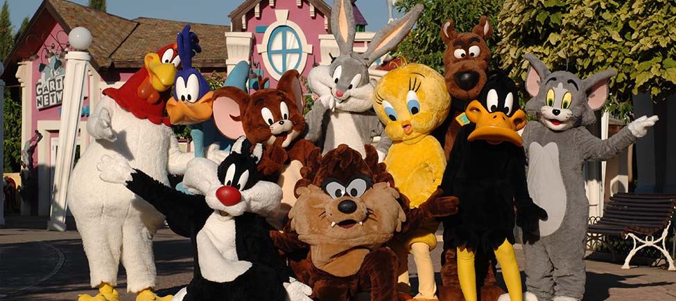 Dieci personaggi di Looney Tunes. Da sinistra a destra: Foghorn Leghorn, Beep Beep, Silvestro, Jerry, Bugs Bunny, Taz, Titti, Willy il Coyote, Daffy Duck e Tom.